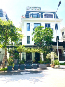 Giao chậu composite vinapot cho khách hàng tại Vinhome Greenbay Mễ Trì