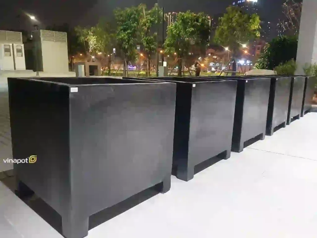 Chậu vuông composite trang trí sảnh tòa nhà