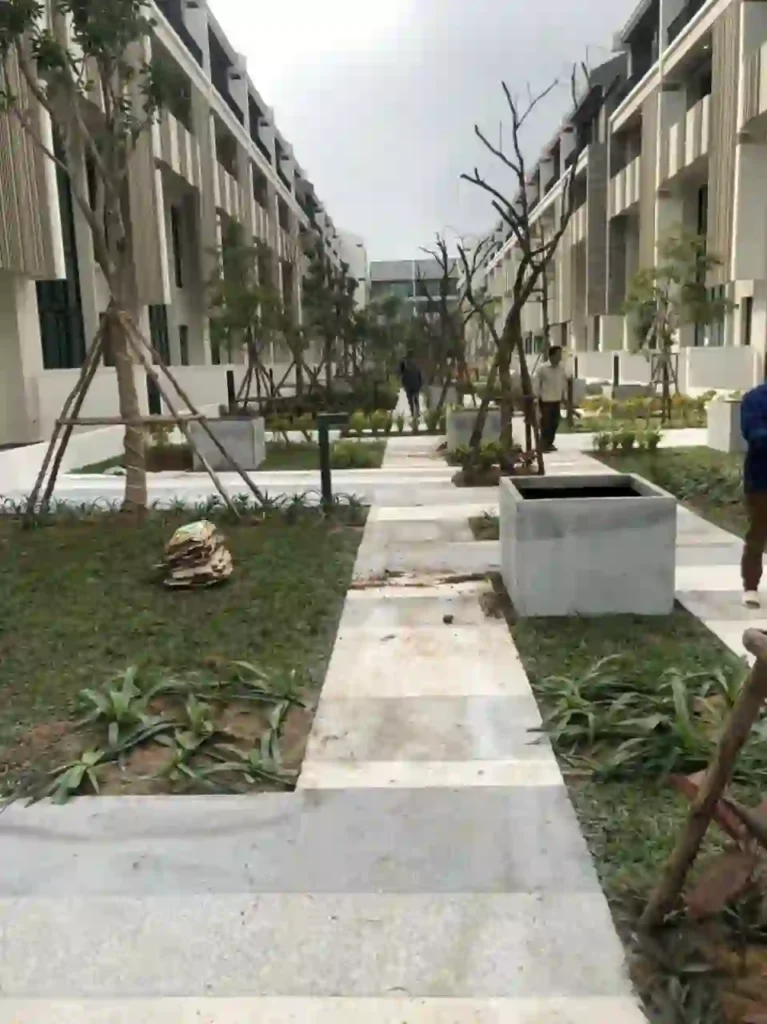 Chậu cây composite Vinapot trang trí cảnh quan khu đô thị hiện đại